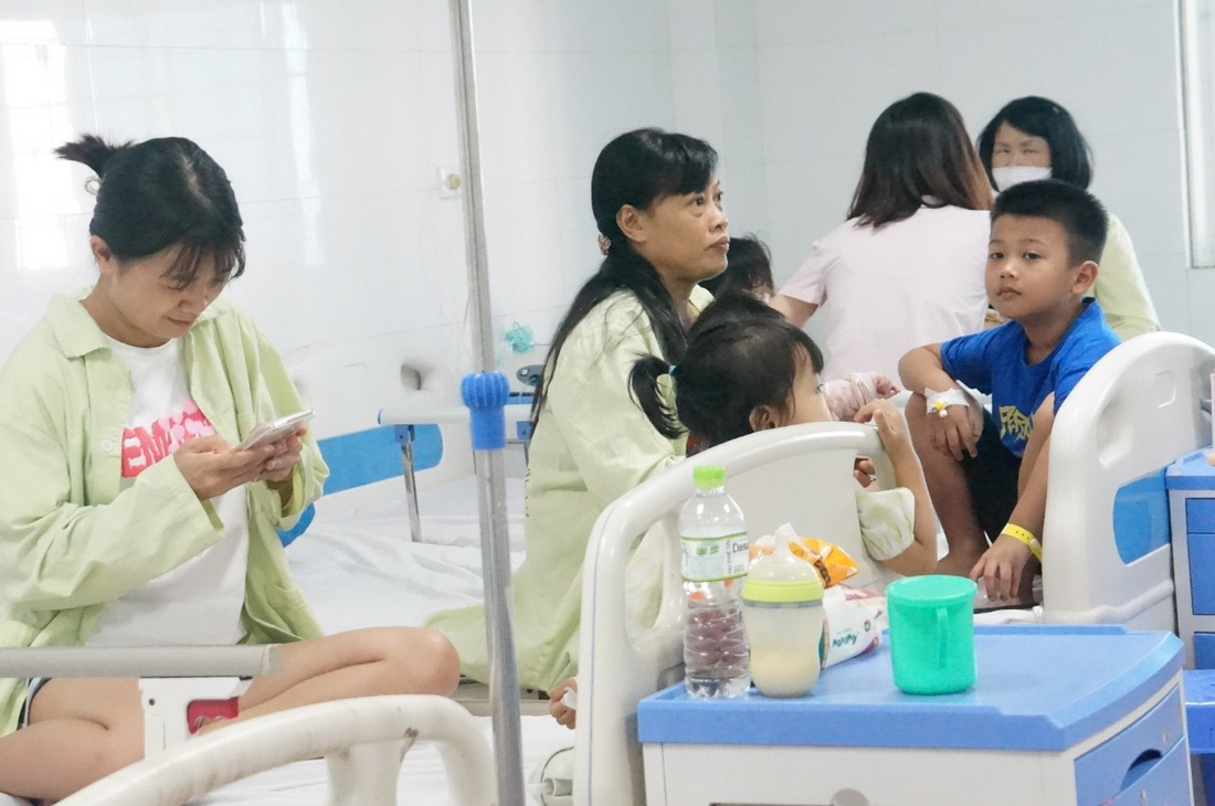 Bệnh nhi nằm vạ vật vì nhiều bệnh viện ở Hà Nội quá tải - Ảnh 2.