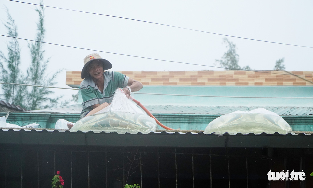 Muôn cách chống bão Noru của dân làng biển - Ảnh 4.