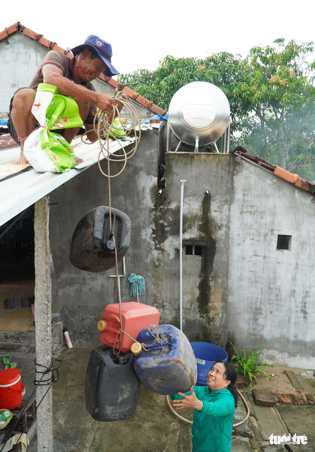 Muôn cách chống bão Noru của dân làng biển - Ảnh 2.