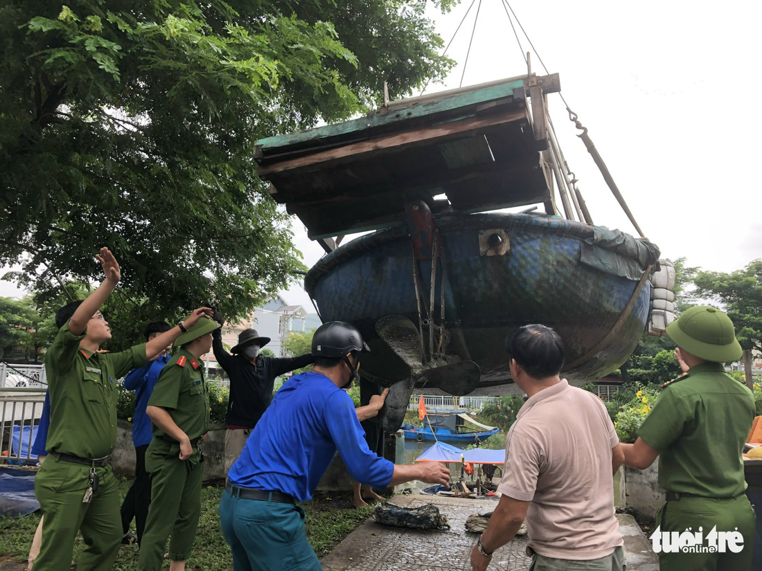 Đà Nẵng: Công an xuyên đêm giúp dân chống bão số 4 - Ảnh 1.