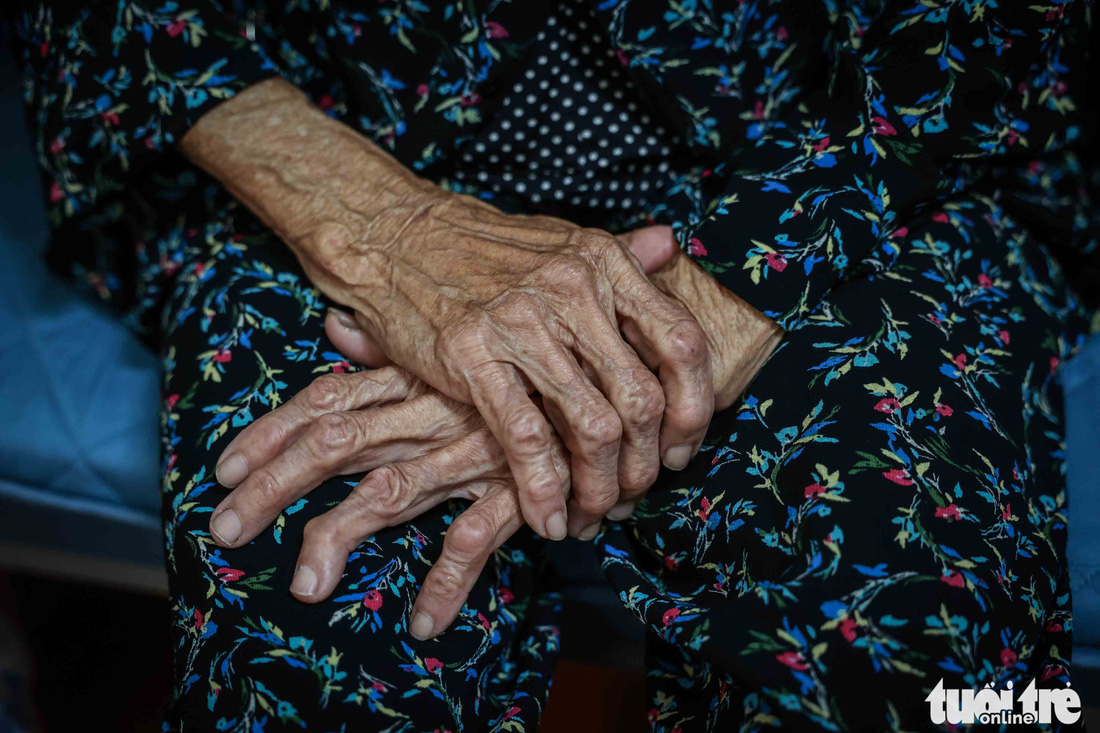 Gay cấn vận động cụ già 95 tuổi đi trú bão Noru - Ảnh 7.