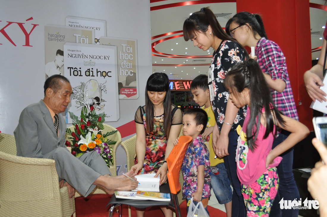 Thầy giáo Nguyễn Ngọc Ký: Hơn 60 năm là thần tượng về nghị lực sống cho nhiều thế hệ - Ảnh 3.