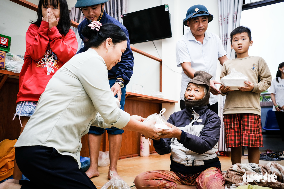 Che chở nhau đi qua bão - Ảnh 2.