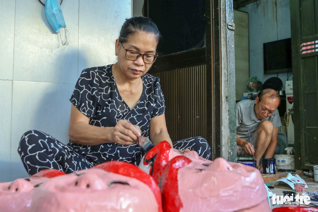 Gặp gia đình nghệ nhân cuối cùng làm mặt nạ giấy bồi Trung thu ở Hà Nội - Ảnh 3.