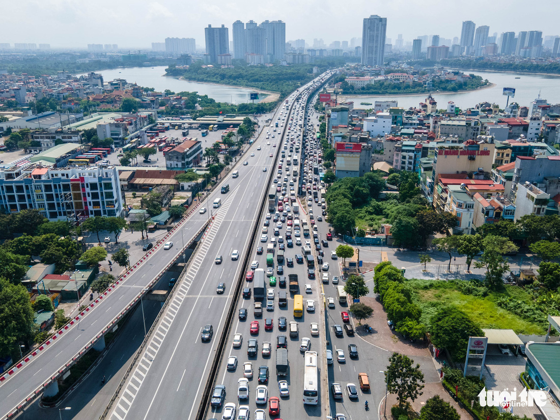 Dòng người đổ về Hà Nội, cửa ngõ phía nam ùn ứ, vành đai 3 kẹt cứng - Ảnh 1.