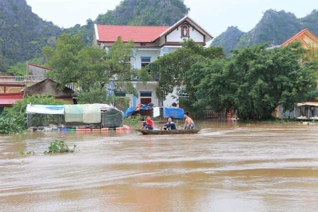 Mưa lớn kéo dài, nhiều người dân chạy lũ ở Ninh Bình - Ảnh 1.