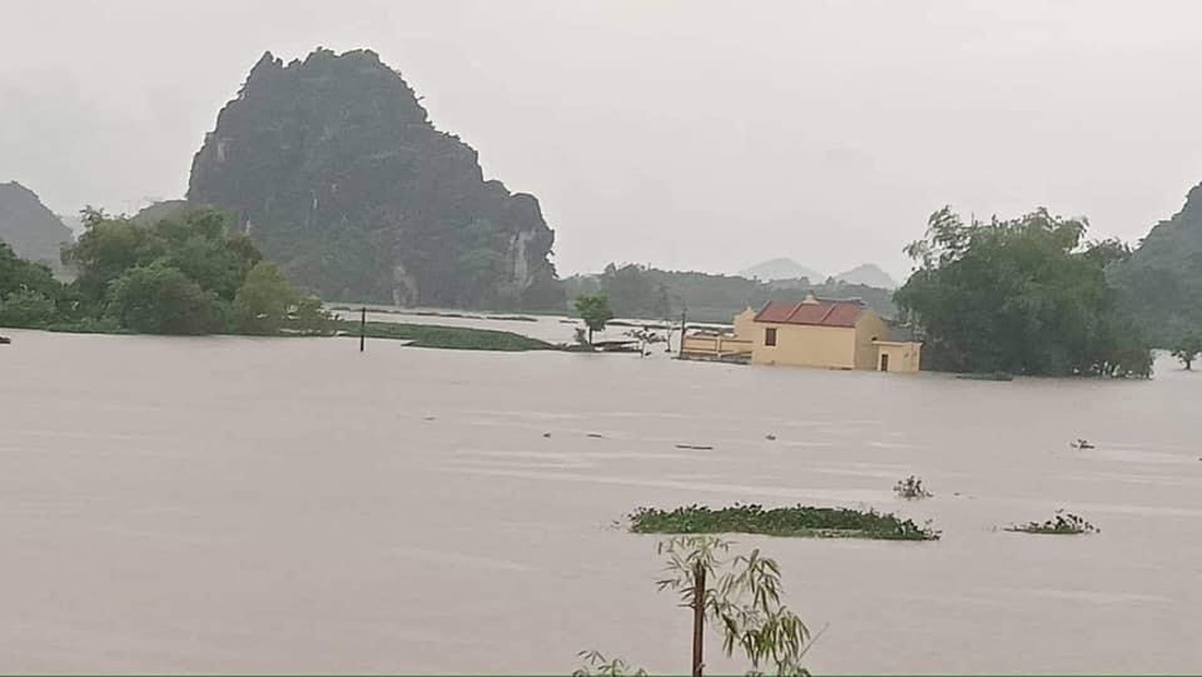 Mưa lớn kéo dài, nhiều người dân chạy lũ ở Ninh Bình - Ảnh 2.