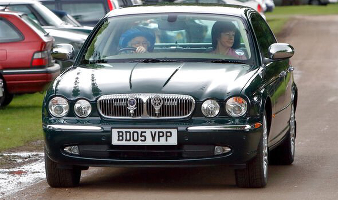 Bộ sưu tập xe của Nữ hoàng Elizabeth II: 30 chiếc gần như toàn gốc Anh, đích thân bà lái nhiều xe - Ảnh 2.