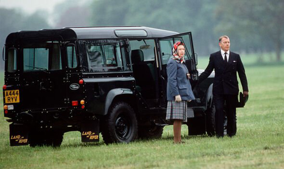 Bộ sưu tập xe của Nữ hoàng Elizabeth II: 30 chiếc gần như toàn gốc Anh, đích thân bà lái nhiều xe - Ảnh 1.