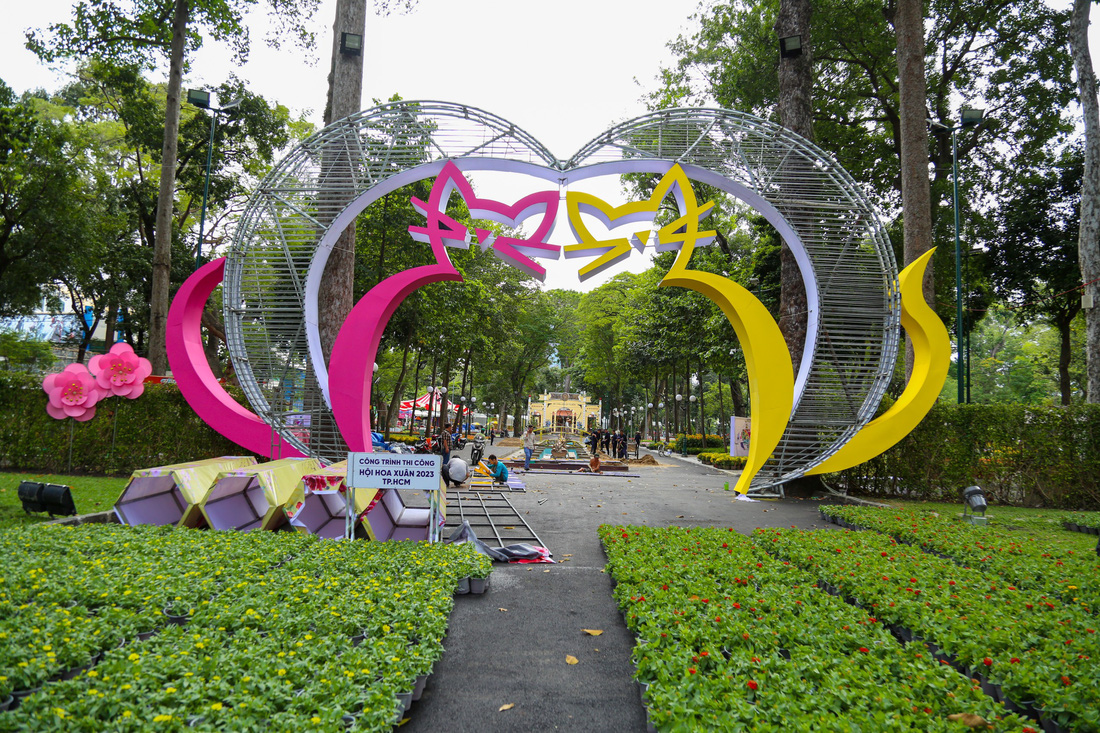 Tất bật chuẩn bị Hội hoa xuân Quý Mão 2023 ở công viên Tao Đàn - Ảnh 1.
