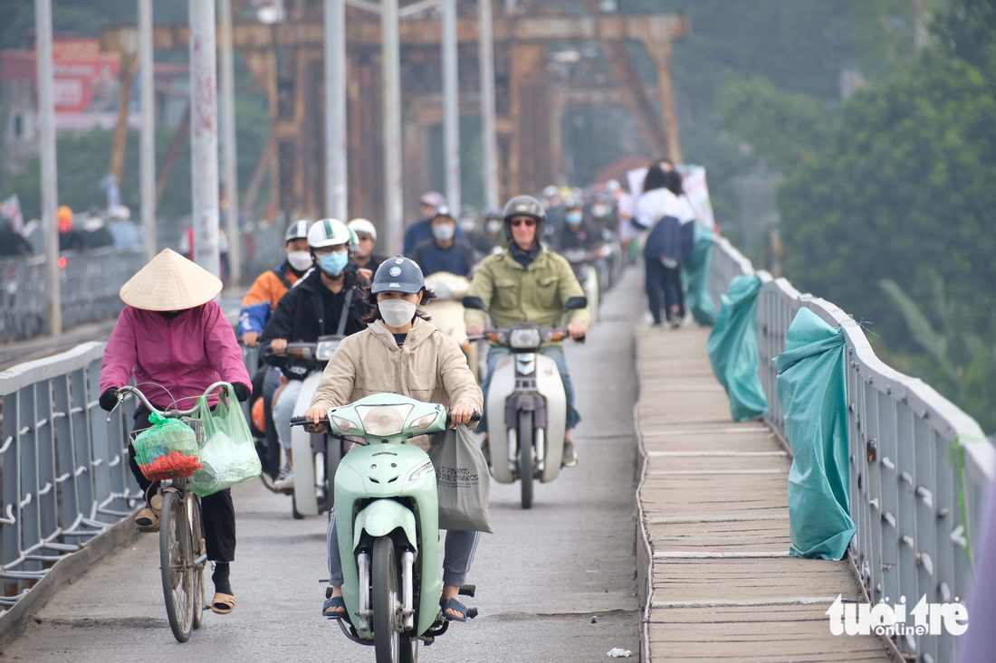 Thả cá, rải tro cúng ông Công ông Táo, bao rác kề bên vẫn ném túi ni lông xuống mặt đường - Ảnh 4.