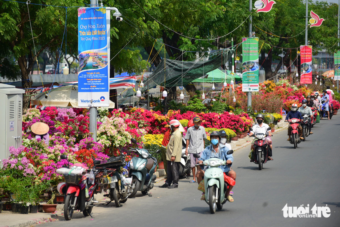 Ghe chở hoa miền Tây cập Bến Bình Đông phục vụ bà con TP.HCM chơi Tết - Ảnh 10.