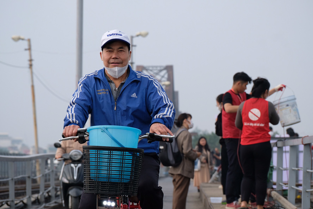 Bên cầu Long Biên, ông Công ông Táo giúp dân tiễn cá về trời - Ảnh 6.