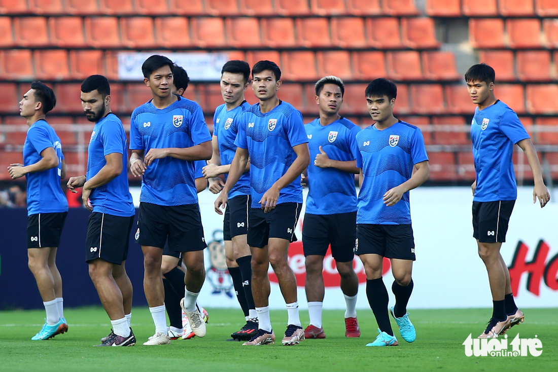 Tuyển Thái Lan vui vẻ trước giờ tái đấu Việt Nam - Ảnh 1.