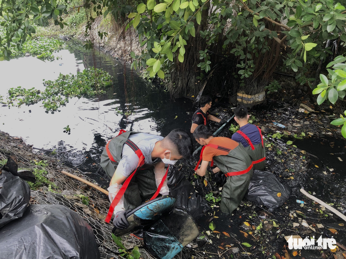 Biệt đội Sài Gòn Xanh lội bùn dọn rác kênh rạch những ngày giáp Tết - Ảnh 4.