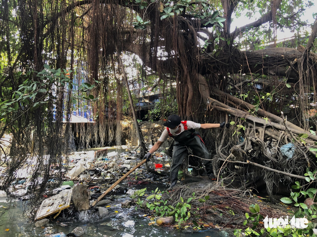 Biệt đội Sài Gòn Xanh lội bùn dọn rác kênh rạch những ngày giáp Tết - Ảnh 5.