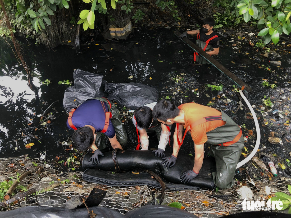 Biệt đội Sài Gòn Xanh lội bùn dọn rác kênh rạch những ngày giáp Tết - Ảnh 7.