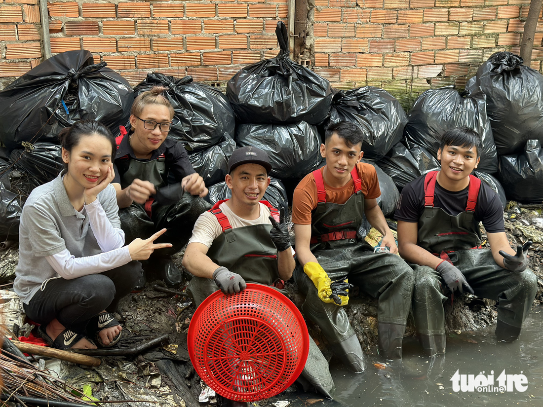 Biệt đội Sài Gòn Xanh lội bùn dọn rác kênh rạch những ngày giáp Tết - Ảnh 10.