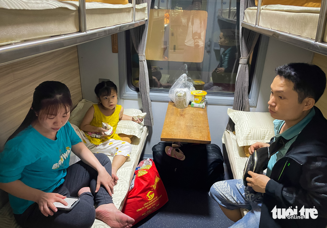 Chuyến tàu lửa đặc biệt chở gia đình công nhân về quê ăn Tết - Ảnh 10.