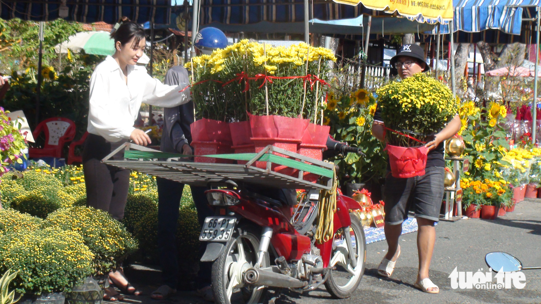 Chợ hoa miền Tây: Người người chở mùa xuân dịp Tết - Ảnh 5.