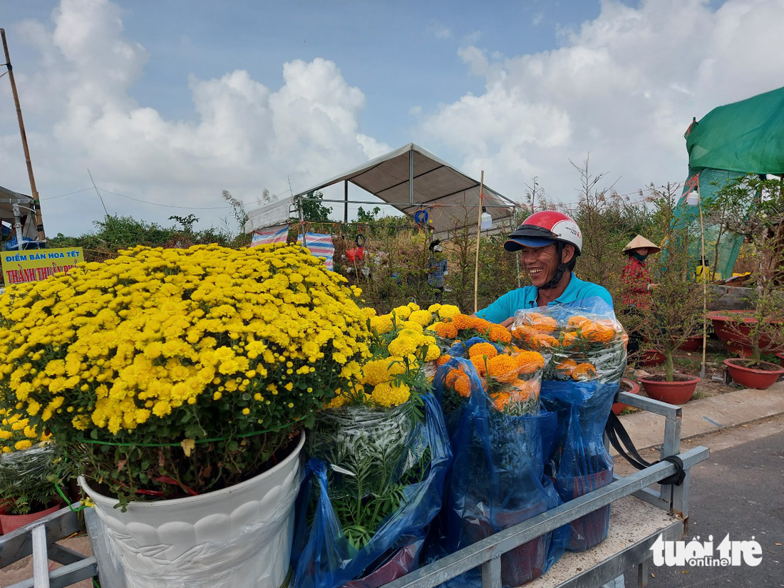 Chợ hoa miền Tây: Người người chở mùa xuân dịp Tết - Ảnh 7.