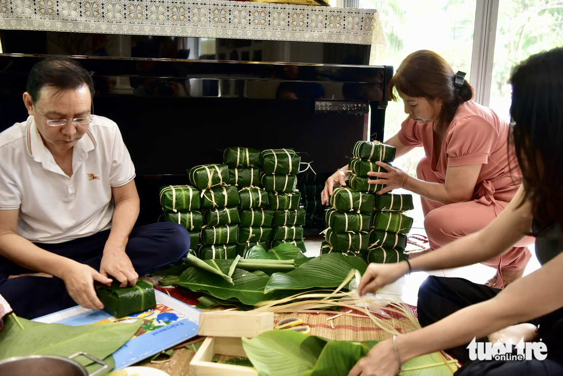 Xem đại gia đình Trịnh Kim Chi gói bánh chưng - Ảnh 3.