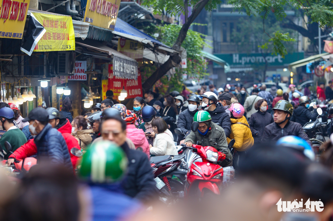 Chợ nhà giàu Hà Nội tấp nập, khách không ngại rút tiền triệu mua hàng - Ảnh 6.