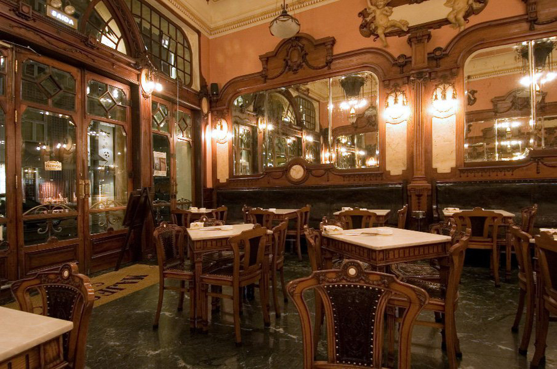 Các quán cà phê kỳ lạ nhất thế giới, từ Porto đến Hà Nội - Ảnh 2.