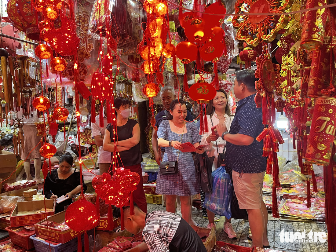 Chợ pháo hoa giấy của TP.HCM đắt hàng trước đêm giao thừa - Ảnh 1.