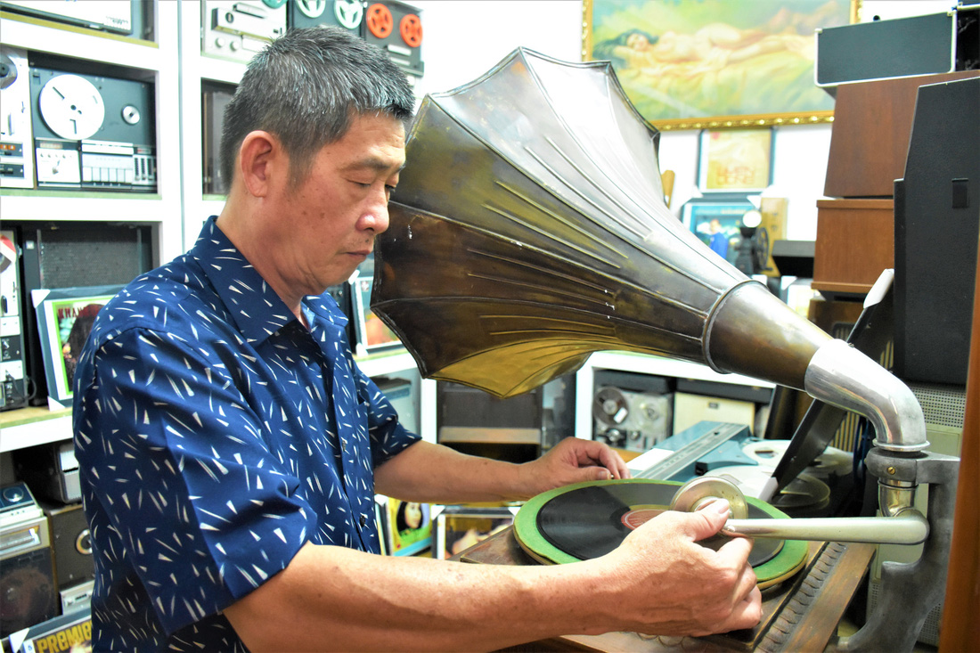 Đầu xuân, gặp người sưu tầm băng, máy phát nhạc xưa ở Nha Trang - Ảnh 2.
