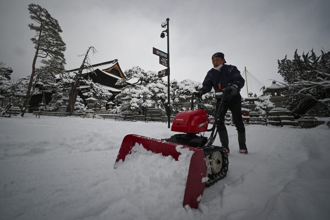 Tuyết rơi dày cả mét, người dân Nhật Bản chật vật trong giá rét kỷ lục - Ảnh 5.