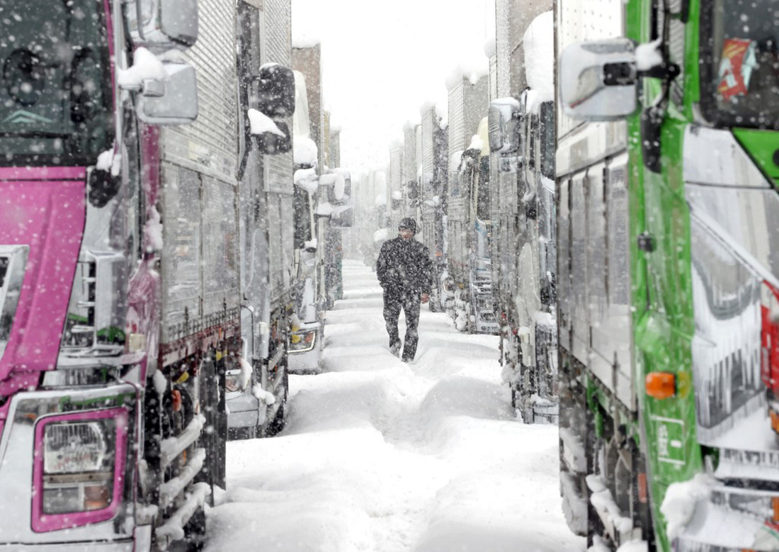 Tuyết rơi dày cả mét, người dân Nhật Bản chật vật trong giá rét kỷ lục - Ảnh 3.