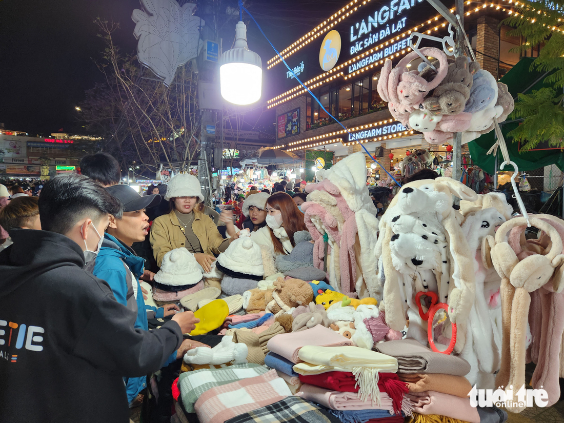 Chợ đêm Đà Lạt thành điểm nóng du lịch Tết - Ảnh 3.
