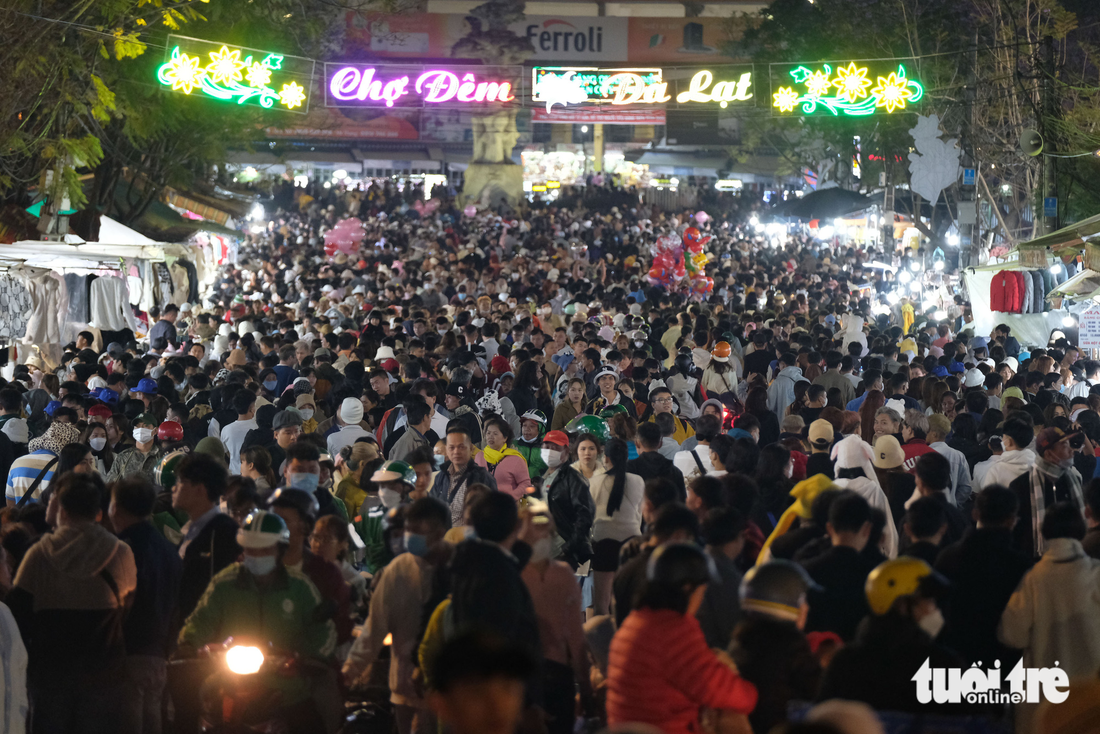 Chợ đêm Đà Lạt thành điểm nóng du lịch Tết - Ảnh 6.