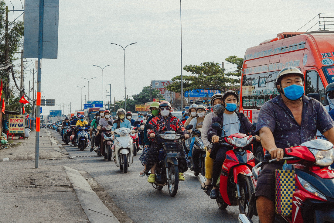 Người dân đổ về phà Cát Lái, cửa ngõ phía Đông - Tây TP.HCM thông thoáng - Ảnh 2.