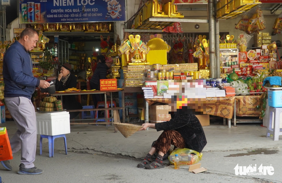 Tái diễn đốt đồ lễ, ngựa giấy khủng ở đền Ông Hoàng Mười - Ảnh 6.