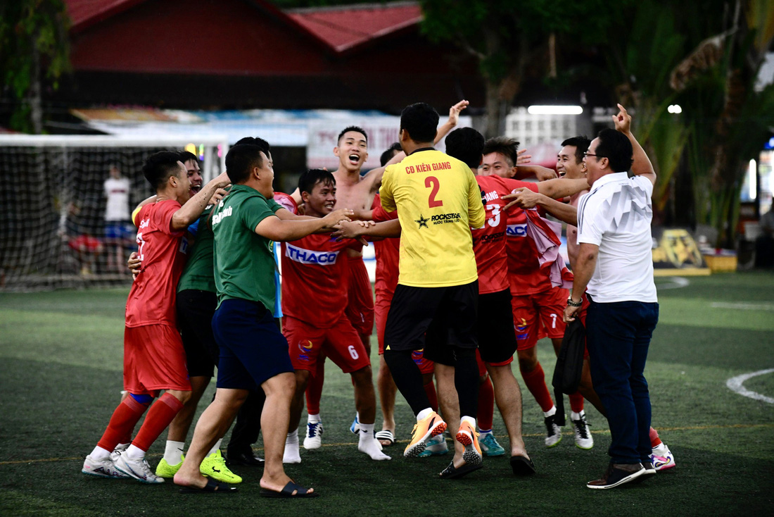 Các cầu thủ Kiên Giang hạnh phúc sau khi đánh bại An Giang để lên ngôi vô địch - Ảnh: QUANG ĐỊNH