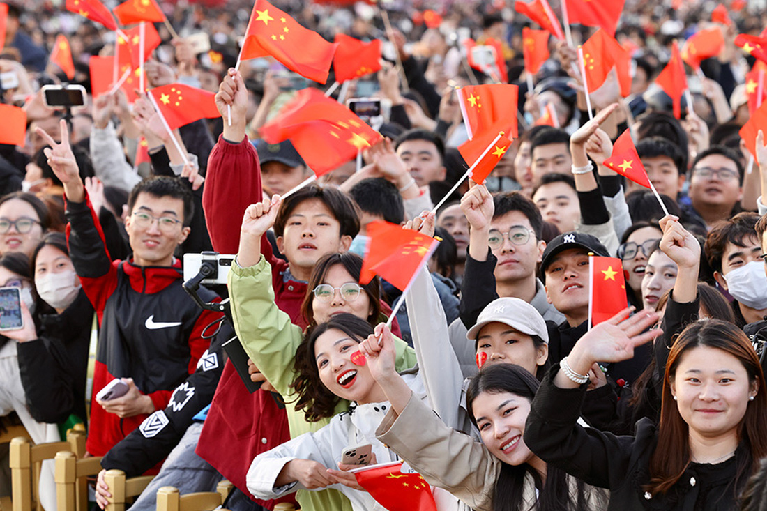 Những năm gần đây, việc chờ đợi cả đêm tại quảng trường Thiên An Môn vào đêm trước Ngày Quốc khánh đã dần trở nên phổ biến hơn đối với giới trẻ Trung Quốc. Với họ, việc này là cách đặc biệt để gắn kết mọi người với nhau - Ảnh: CHINA DAILY