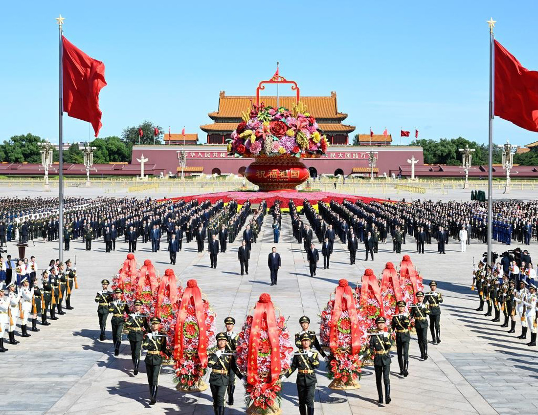 Buổi lễ dâng hoa tưởng niệm các anh hùng liệt sĩ ngày 30-9 tại quảng trường Thiên An Môn - Ảnh: XINHUA