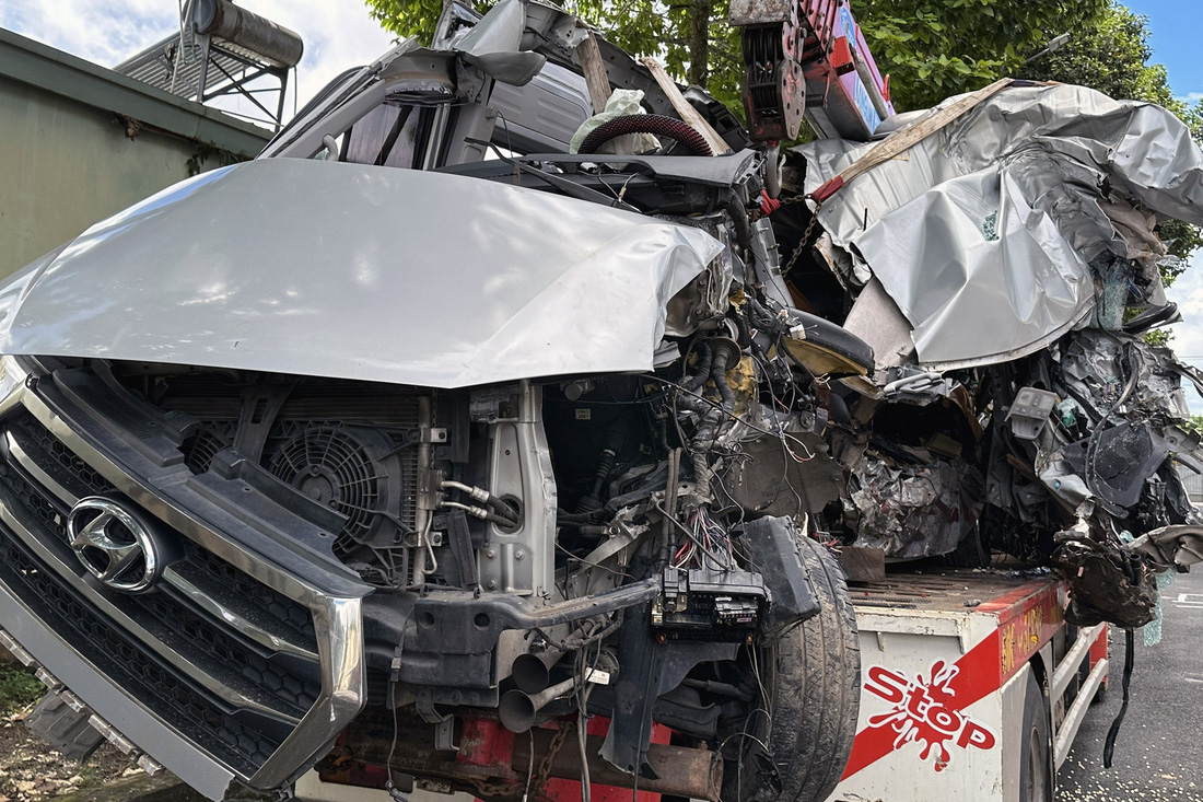 Xe khách 16 chỗ hư hỏng nặng sau vụ tai nạn liên quan xe Thành Bưởi làm 5 người chết - Ảnh: A.B.