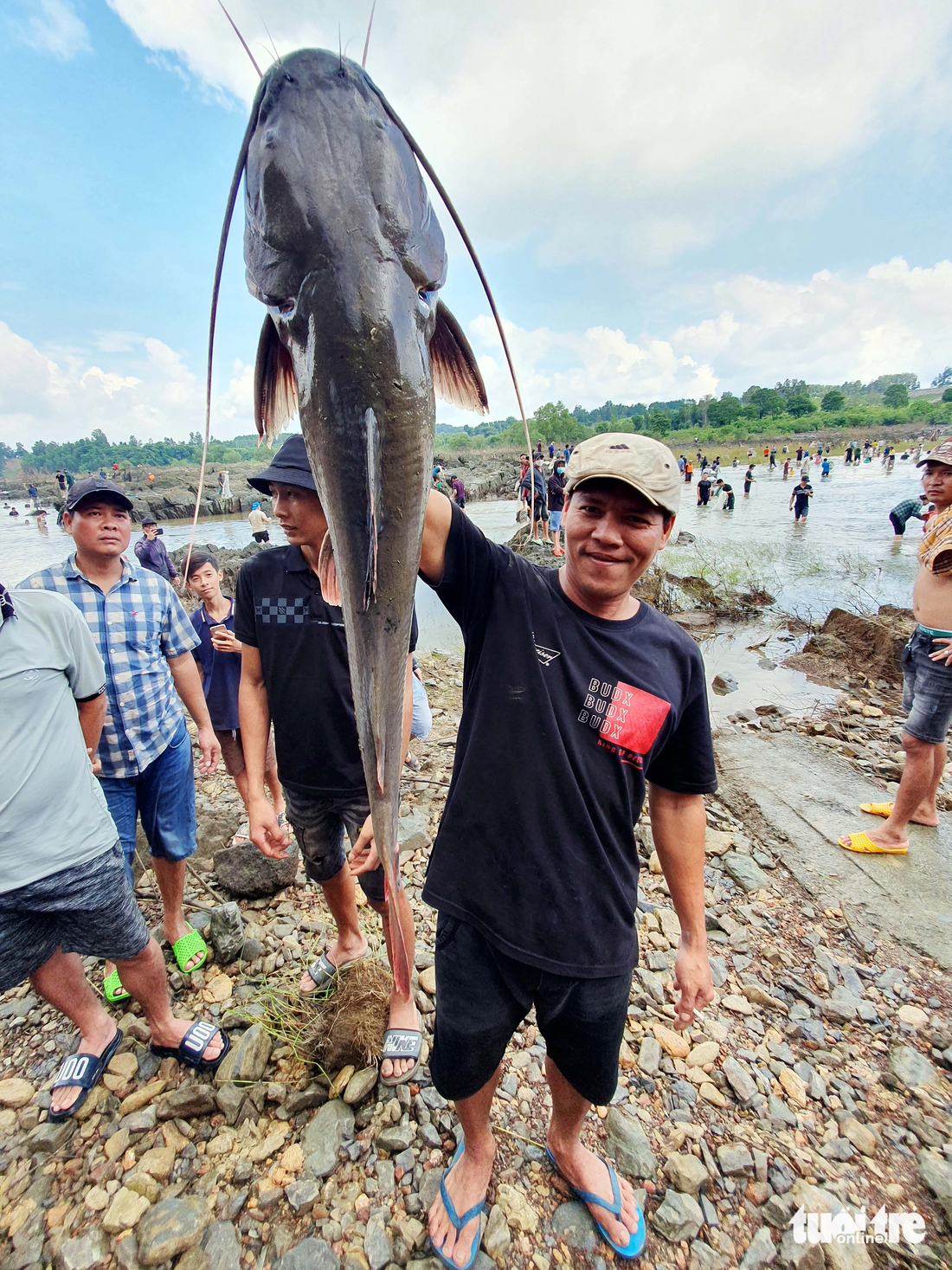 Một người khoe con cá lăng khủng nặng 13-14kg, trị giá tiền triệu vừa bắt dưới chân đập Trị An