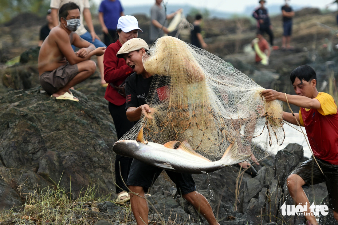 Một người vui mừng khi bắt được con cá tra khủng nặng hơn 10kg