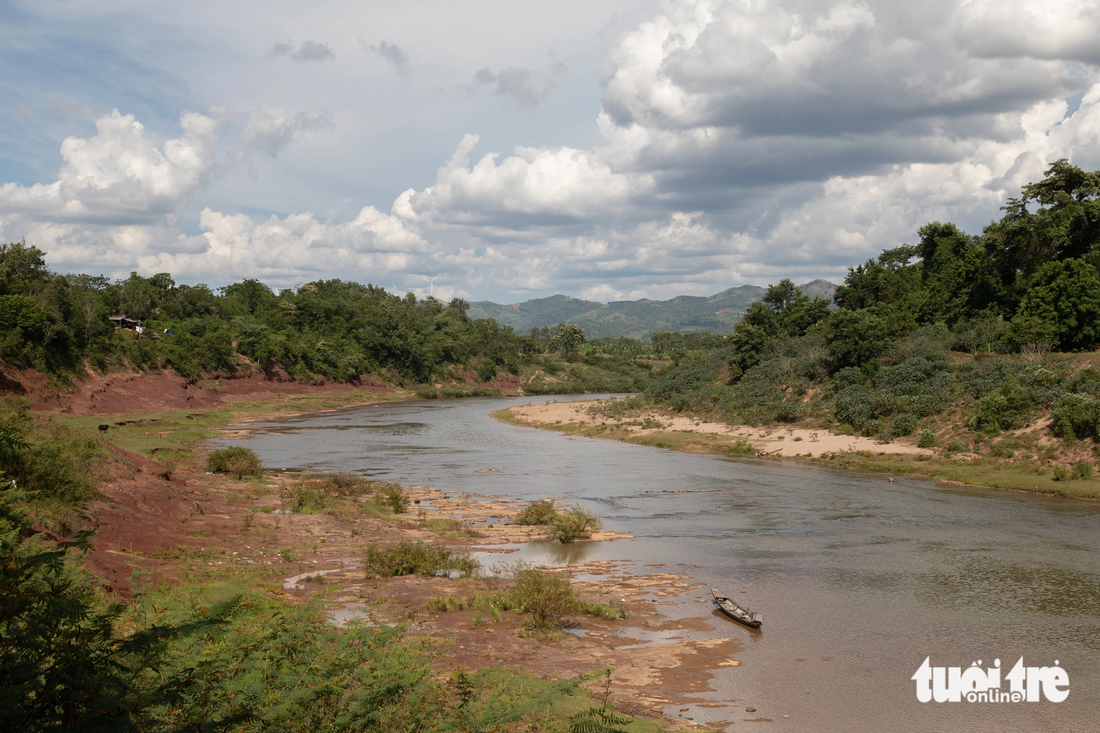 Xây kè bờ sông nhằm hạn chế thay đổi hiện trạng đường biên giới trên sông Sê Pôn - Ảnh: HOÀNG TÁO