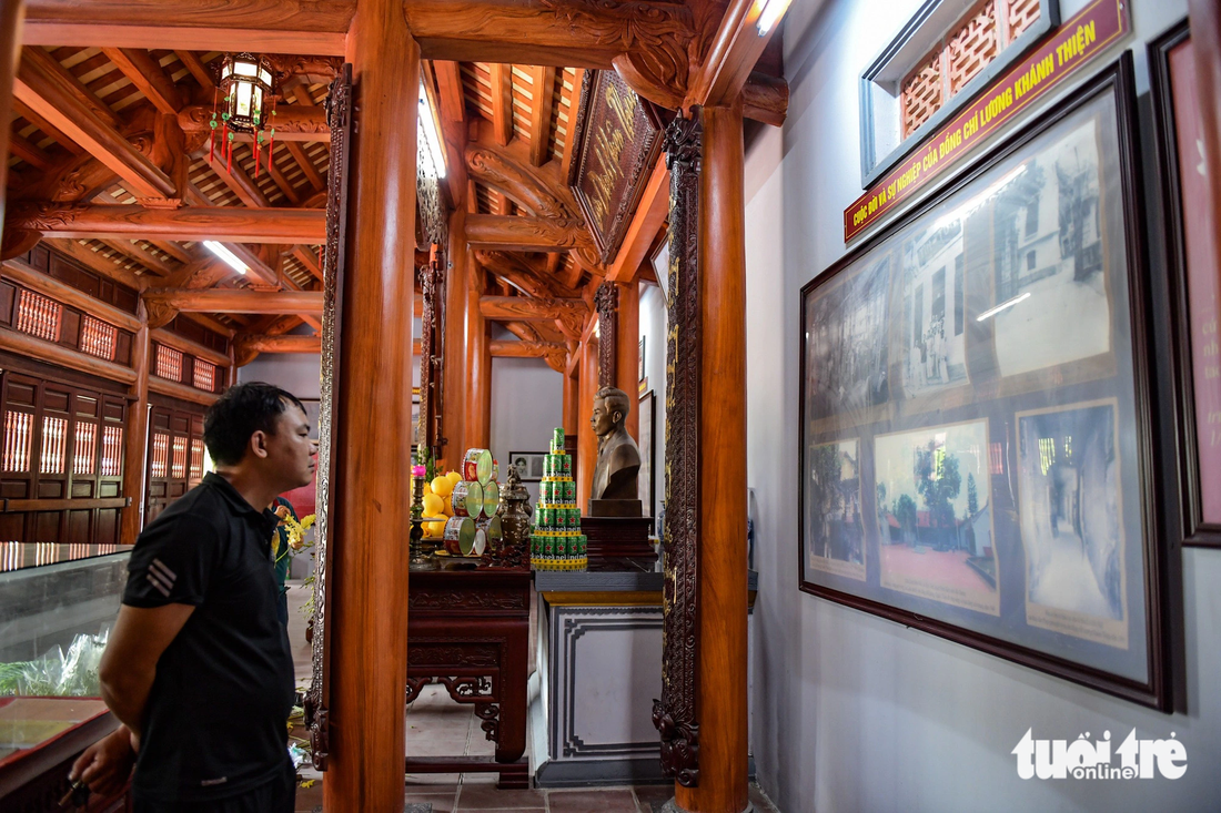 Người dân theo dõi các tư liệu về nhà tiền bối cách mạng Lương Khánh Thiện - Ảnh: NAM TRẦN