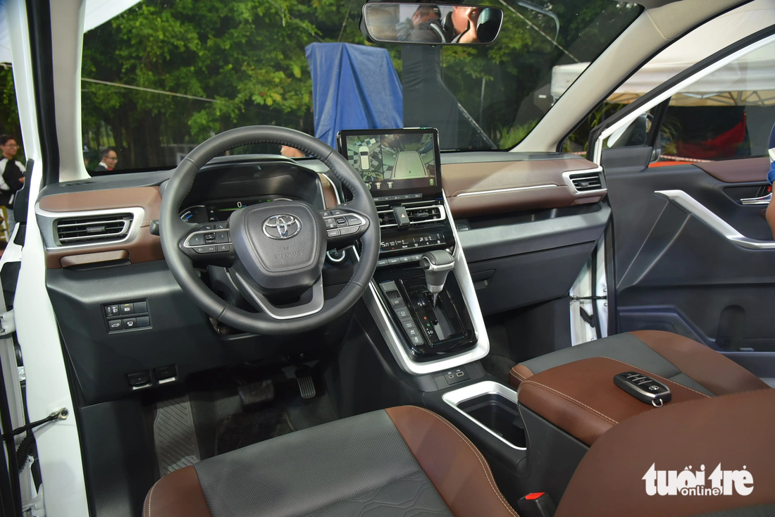Khoang cabin Toyota Innova Cross hiện đại hơn hẳn với màn hình 10,1 inch đặt nổi hỗ trợ Apple CarPlay/Android Auto, màn hình 7 inch sau vô lăng, phanh đỗ điện tử có tự động giữ, vô lăng tích hợp lẫy chuyển số và đặc biệt nhất là cửa sổ trời toàn cảnh.