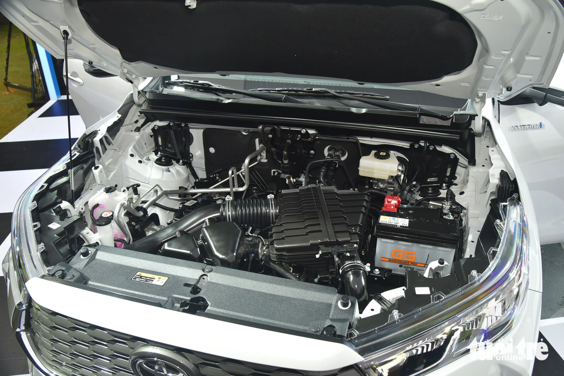 Động cơ trên Toyota Innova Cross là hoàn toàn mới. Máy 2.0L xăng cho công suất 172 mã lực, mô men xoắn 205 Nm, kết hợp số vô cấp. Bản hybrid kết hợp động cơ xăng 150 mã lực với mô tơ điện 111 mã lực, kết hợp số vô cấp. Bản này có cả chế độ lái thuần điện.
