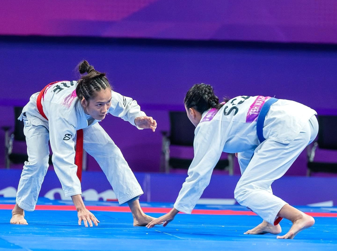 VĐV Phùng Thị Huệ (bìa trái) giành HCĐ môn Jujitsu Asiad 19 - Ảnh: NAM TRUNG