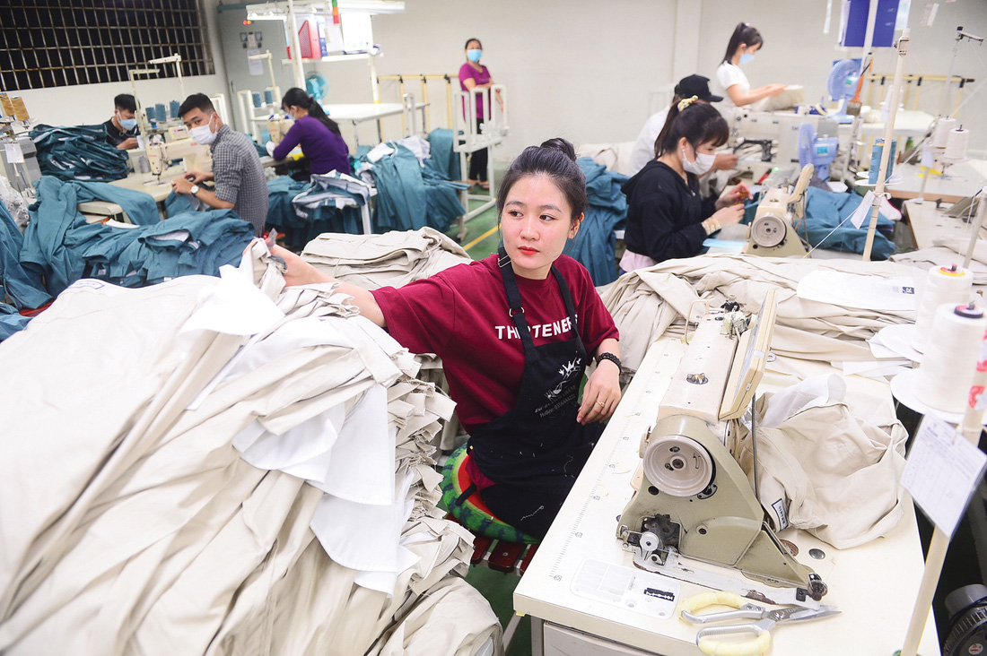 Công nhân dệt may làm việc tại Công ty TNHH Việt Thắng Jean, TP Thủ Đức, TP.HCM - Ảnh: QUANG ĐỊNH