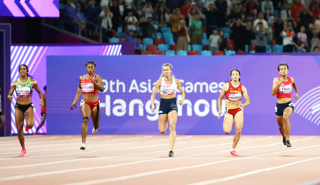 VĐV Trần Thị Nhi Yến (bìa phải) tham dự cự ly chạy 100m, 200m Asiad 19. Dù rất nỗ lực nhưng cô không thể có huy chương - Ảnh: QUÝ LƯỢNG