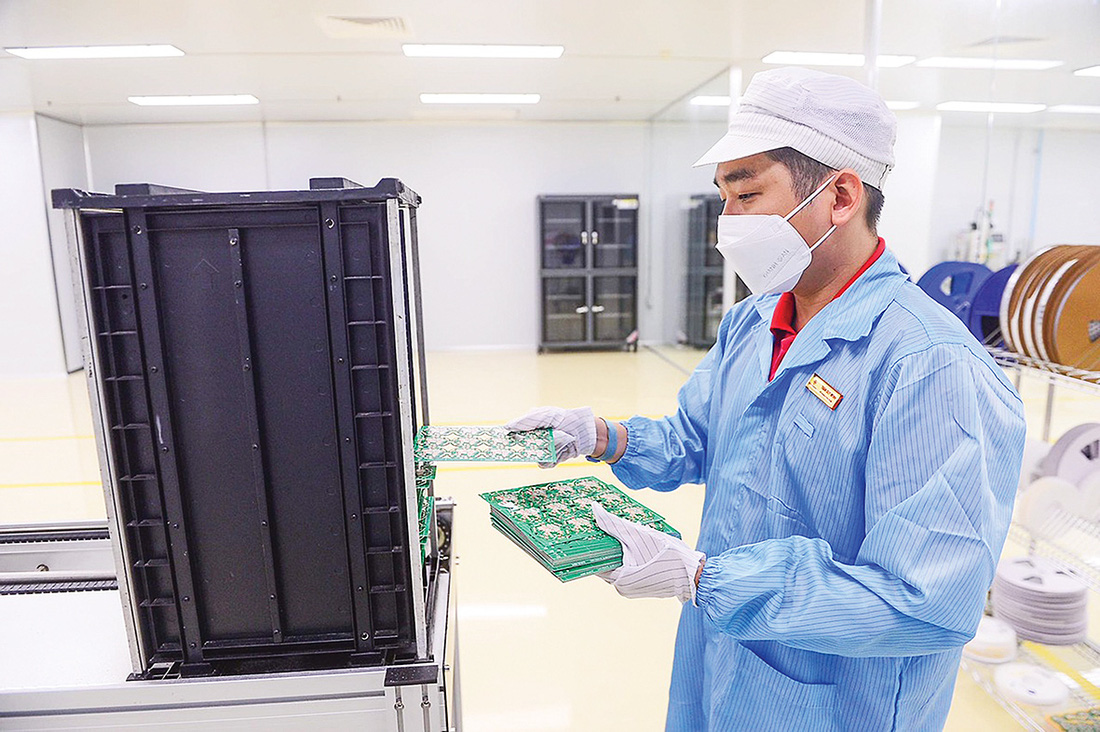 Sản xuất chip tại Công ty TNHH MTV công nghệ cao Điện Quang trong khu công nghệ cao, TP Thủ Đức, TP.HCM - Ảnh: QUANG ĐỊNH